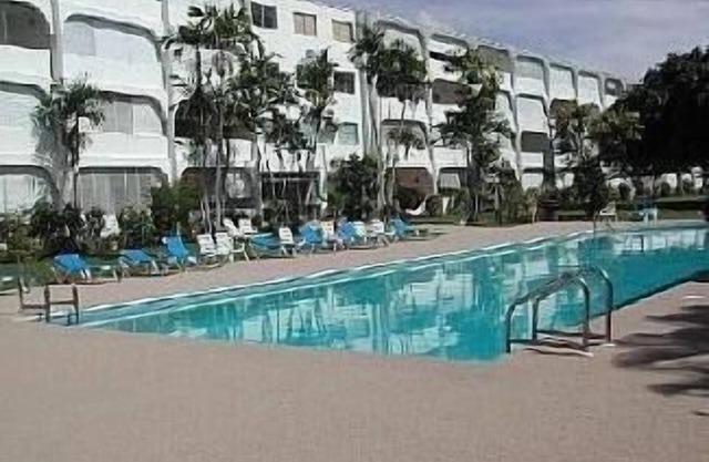 Apartamento en hermosos jardines con gran piscina cerca de la playa
