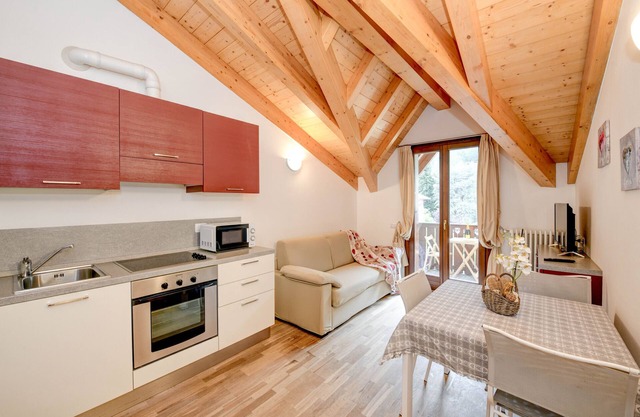 Apartamento 'Rosa delle Dolomiti Bilocale3' con vistas a la montaña y sauna compartida