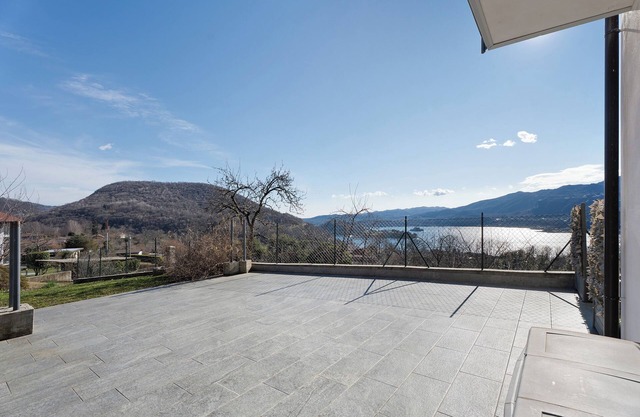 Apartamento 'Sole' con vistas al lago, piscina compartida y Wi-Fi