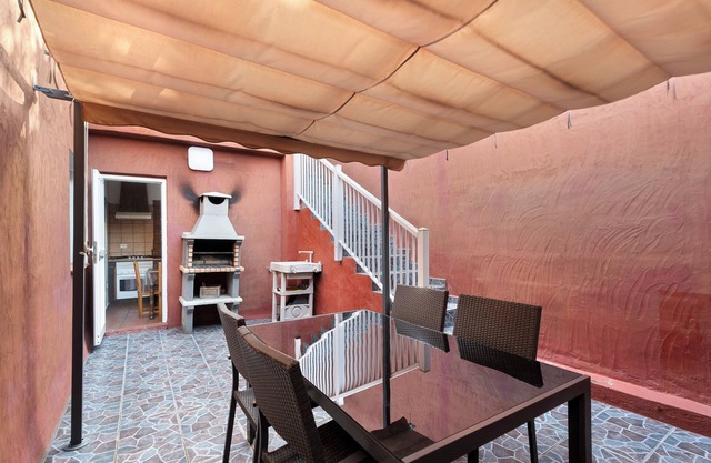 Apartamento 'Trebol 3' con vistas al mar, terraza privada y Wi-Fi