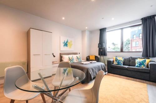 Apartment Twenty Three Staines Upon Thames - Free Parking - Heathrow - Thorpe Park - Studio