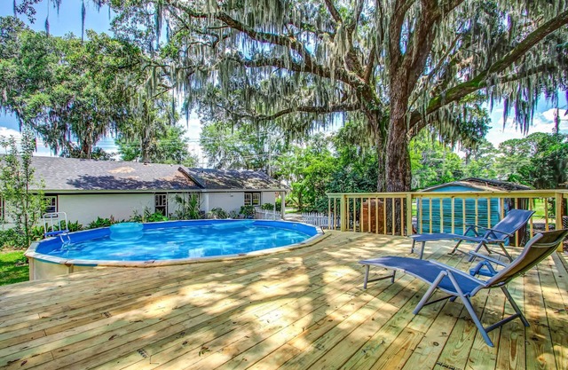 Apartment w/ Gazebo & Pool-Swanky Savannah Style