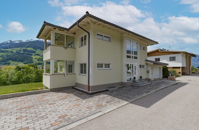Apartamento con jardin y terraza