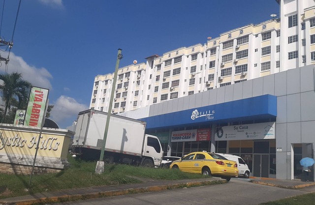 apartamento de 3 habitaciones y piscina cerca del aeropuerto