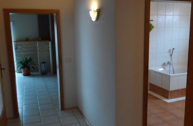 Apartamento con balcón y vista al jardín.