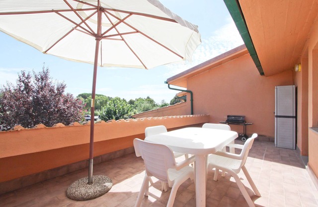 Apartamento con terraza con vista al lago y jardín privado cerca de la playa.