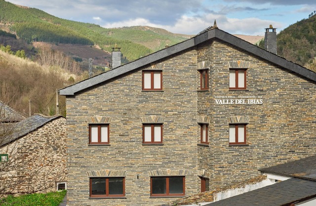 Apartamento 'Primero Derecha' con vistas a la montaña, jardín compartido y Wi-Fi