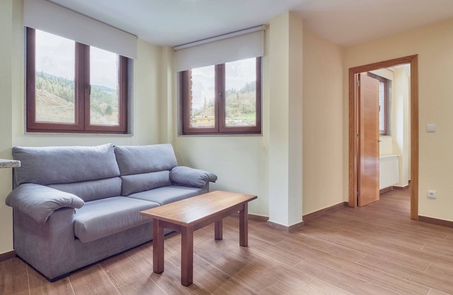Apartamento 'Izquierda' con jardín compartido y Wi-Fi