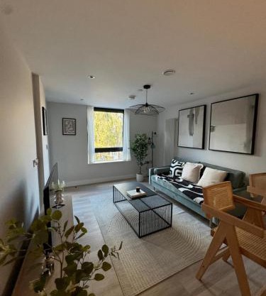 Apartment with Terrace in Uxbridge
