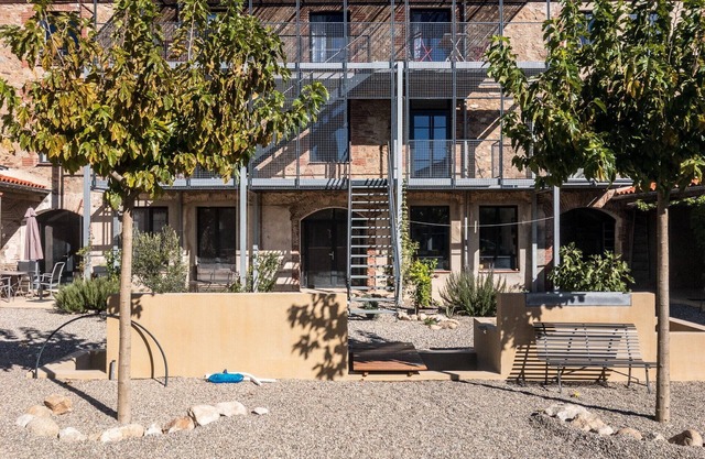Apartamentos en una antigua fábrica de corcho, cerca del mar Mediterráneo y la frontera española.