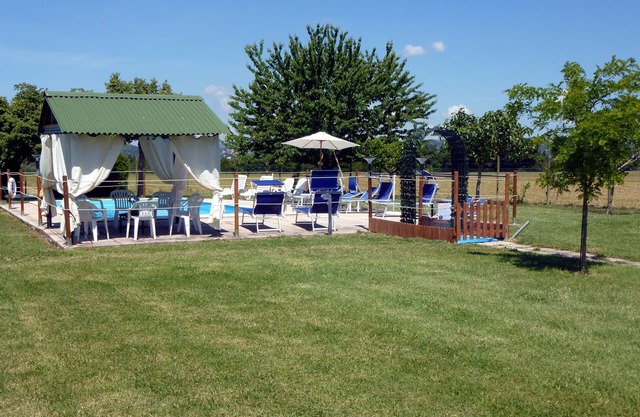 Apartamentos con piscina cerca de Asís. WIFI, huerta orgánica y vino de cortesía.