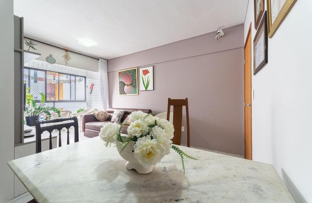 Apt 2 quartos com varanda próximo Praça Casa Forte o bairro mais agradável do Recife ARN901
