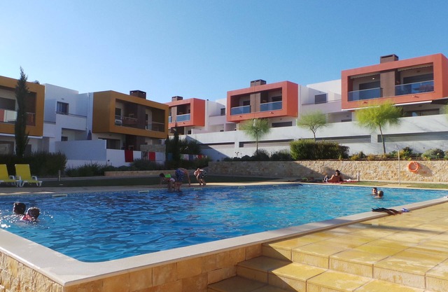 Apartamento de lujo con 2 dormitorios, terraza y barbacoa, piscina y vistas al mar.