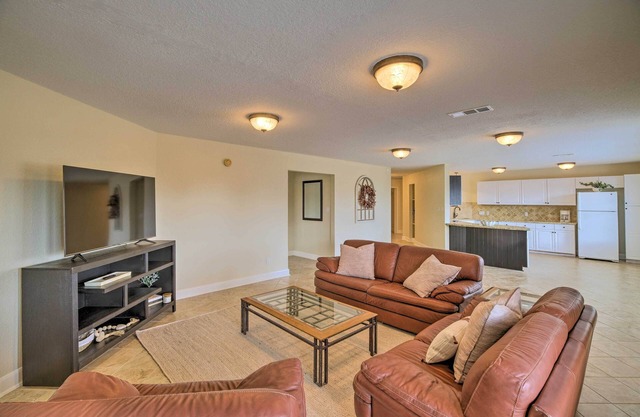 Apt w/ Balconies - Steps to Kemah Boardwalk!