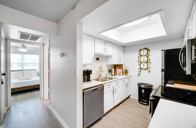 Apt w/ Pool Access: 9 Mi to Dtwn Dallas!