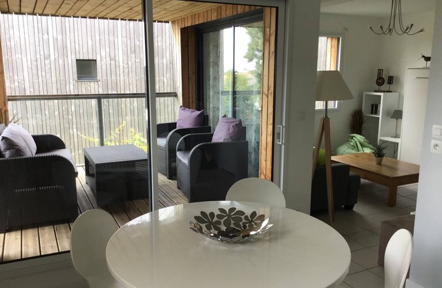 Apartamento reciente con logia con vista al mar, cerca de las playas.