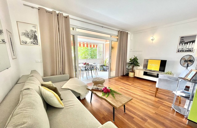 Arahea Lagoon flat, beachfront with pool facing the sunset, Wi-Fi - A/C