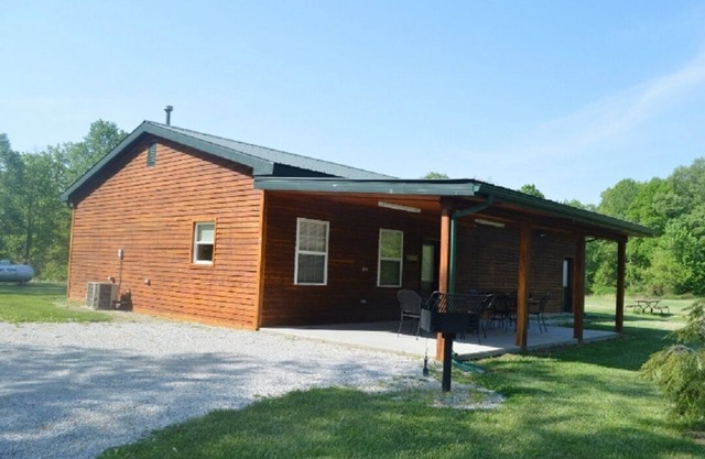 Cabina # 25 Arcadia con sala de juegos ubicada en Patoka Lake en el sur de Indiana