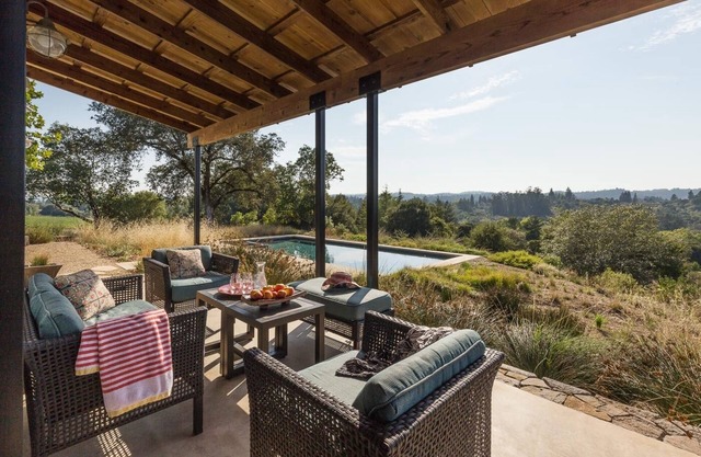Arquitecto recientemente renovado, diseñado con vista al campo vinícola, casa con piscina y spa