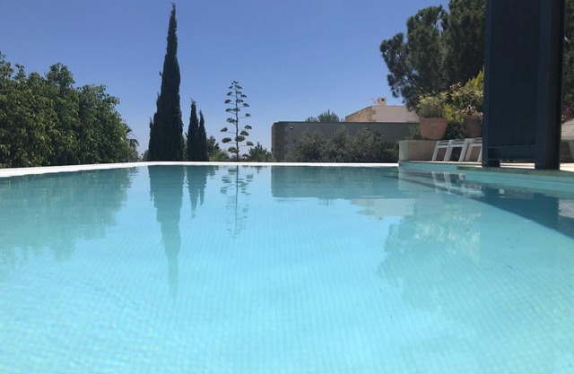Villa de arquitecto con magníficas vistas, calefacción por suelo radiante y piscina climatizada.