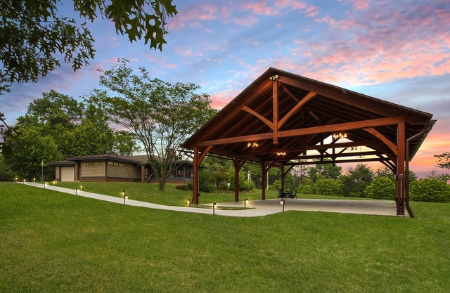 Sideling Hills ~ Hot Tub ~ Sunroom ~ Deck ~ Sleeps 18