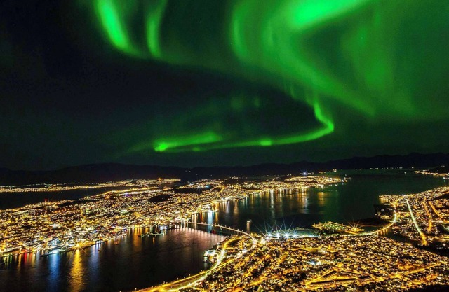 Arctic View Penthouse Coastal Escape near Tromsø