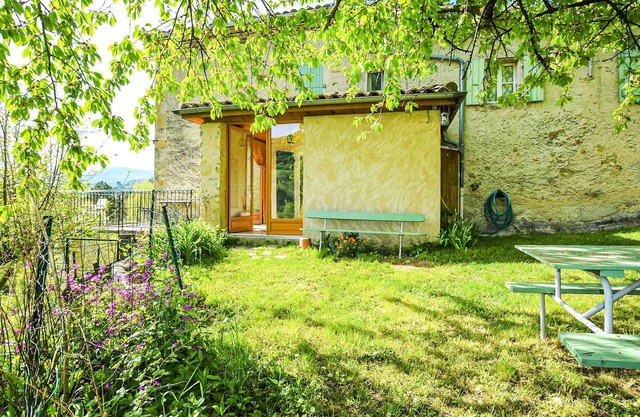 Alojamiento de 2 habitaciones en Le Poët-Célard