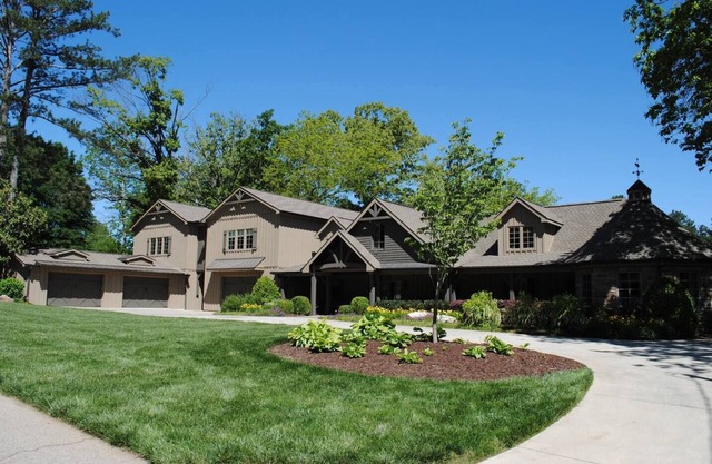 Lake House Mansion disponible para retiros corporativos y reuniones familiares, duerme 45