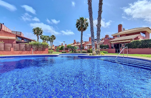Bungalow, terraza, patio, wifi gratis, piscina comunitaria.