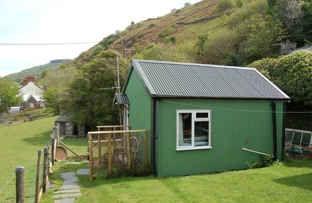 Arosfa Garden Cabin near the beach