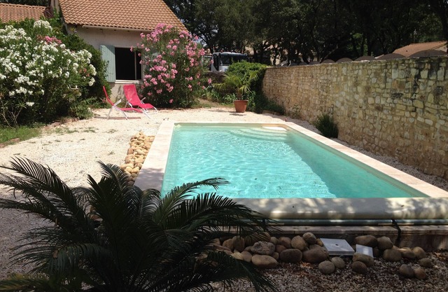 Arpaillargues-et-Aureillac: cerca de la casa de vacaciones Uzès Piscina 7m: 3 camas / 135 m2 en el centro de un gran jardín