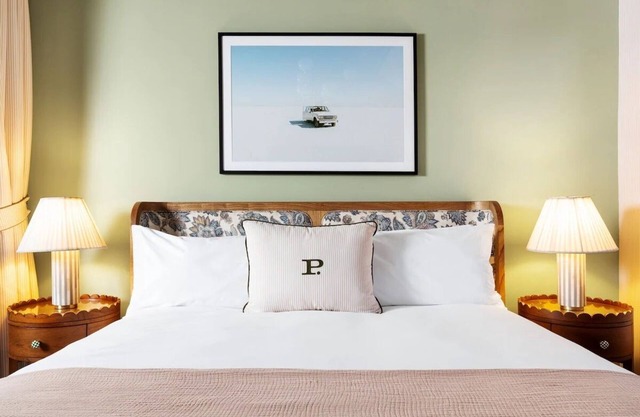 Art Deco Room With Kitchenette, Onsite Parking, Pets Are Welcome!
