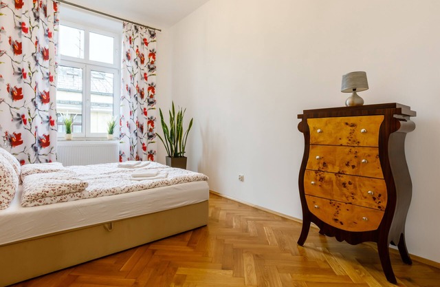 Amplio apartamento Art Deco de una habitación con vistas a la ciudad.