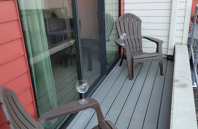 Artsy condo with pool, spa, gas grill, high-speed WiFi, on river near Pearl.