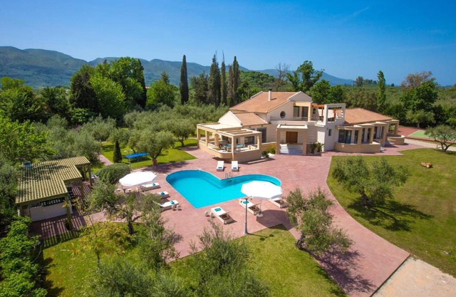 Astarte Villas - Istar Villa with Tennis Court