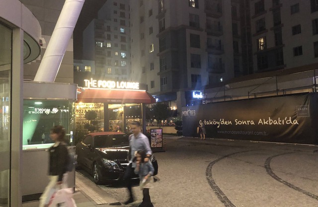En Bahçeşehir, cerca del centro comercial Akbatı. 35 minutos al nuevo aeropuerto.