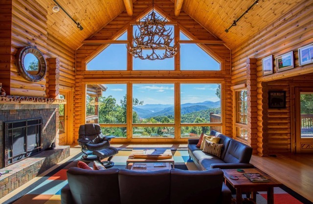 En la última logia | Hermosa 3BR Pet Friendly Log Home w / Hot Tub y comodidades!
