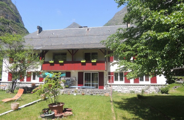 En la puerta de la casa de circo de Gavarnie / Troumouse / Estaubé 8 personas ven la montaña