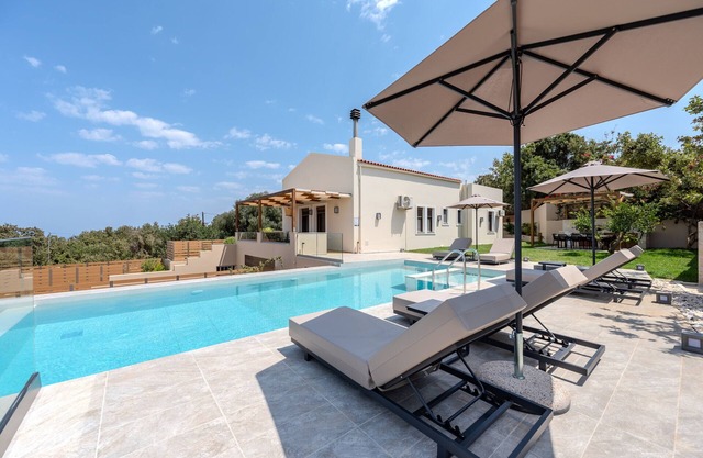 Athos Rural villa, private pool,a short walk to taverns