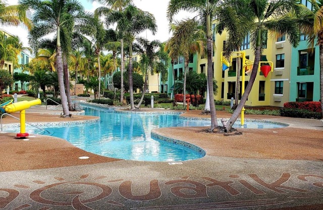 Atlantic Village "8 personas