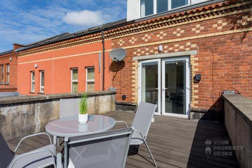 Attic Style 2 Bed Duplex Apartment With Rooftop Patio Belfast