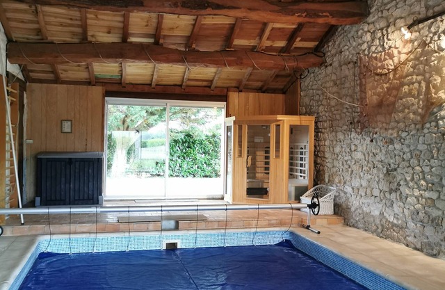 Atípica casa de campo Charentaise con piscina cubierta