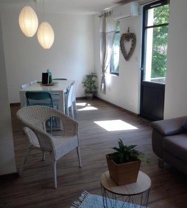 AU VIEUX LAVOIR avec Parking privé, Jardin , Climatisation, à 500 m de la cité
