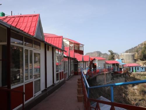 Aurevelle Kastura Resort - 5 Min from Surkhanda Devi Temple # Mountain View Rooms # Himalayan View Resort