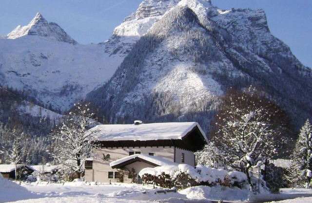 Austrian Chalet En Invierno Ski and Summer White Town Agua. Localización central