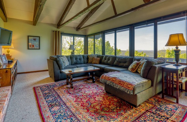 Chalet de estilo austriaco con vistas a la montaña, cerca del esquí de Cannon Mountain.