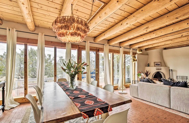 ¡NUEVO! Auténtica Santa Fe Adobe Home w / Desert Views