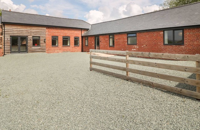 AUTUMN BROOK BARN, pet friendly, with a garden in Montgomery