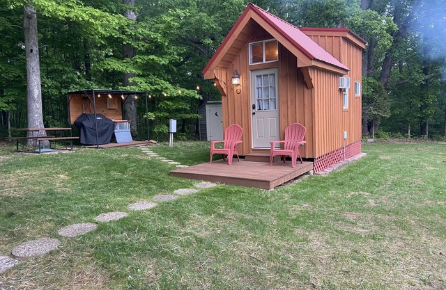 Super Awesome & Private TINY CABIN 5 STAR Clean- by Patoka Lake- Boat Parking!