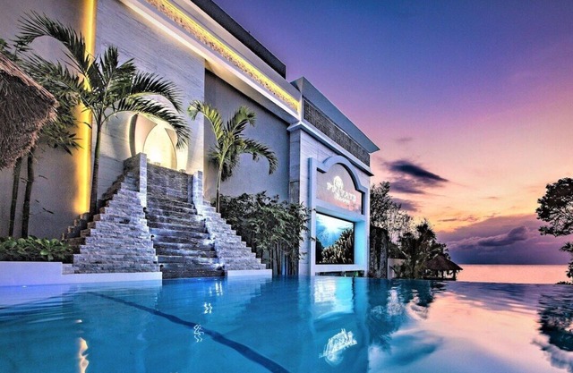 150 'Tobogán, 3 teatros, 2 jacuzzis, Frente al Mar Infinity Pool, Swim-up Bar